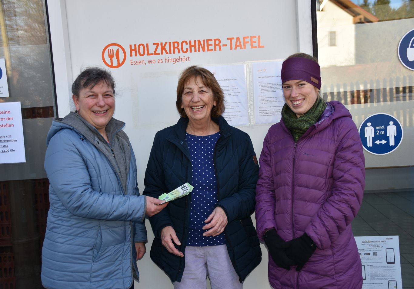 Personen auf dem Bild:  Mitte Frau Schmaderer von der Holzkirchner Tafel, links Frau Bader und rechts Frau Eitner, beide  Pfarrgemeinderat Pfarrei Oberwarngau.  