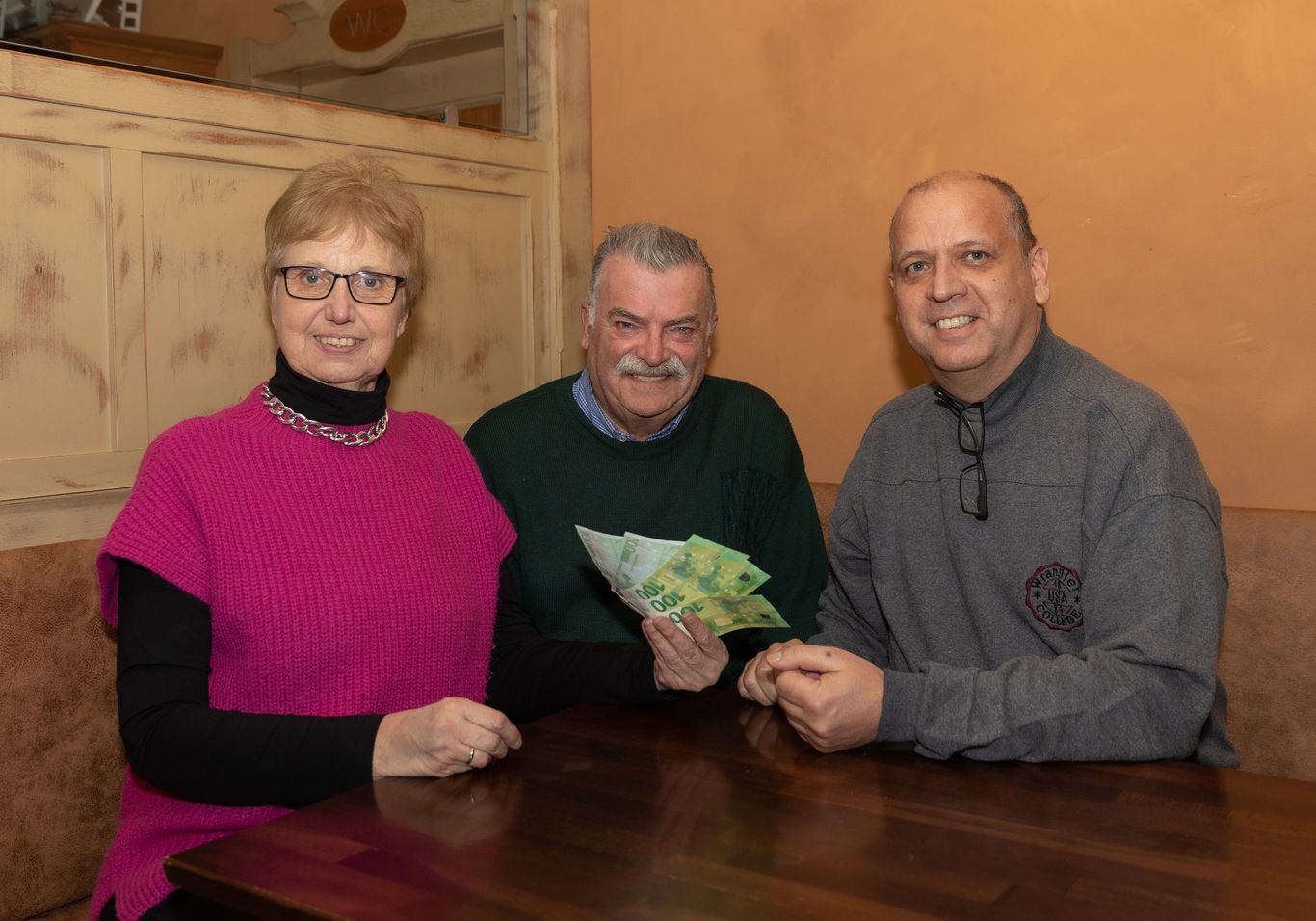 Personen auf dem Bild:  Mitte Frau Schmaderer von der Holzkirchner Tafel, links Frau Bader und rechts Frau Eitner, beide  Pfarrgemeinderat Pfarrei Oberwarngau.  